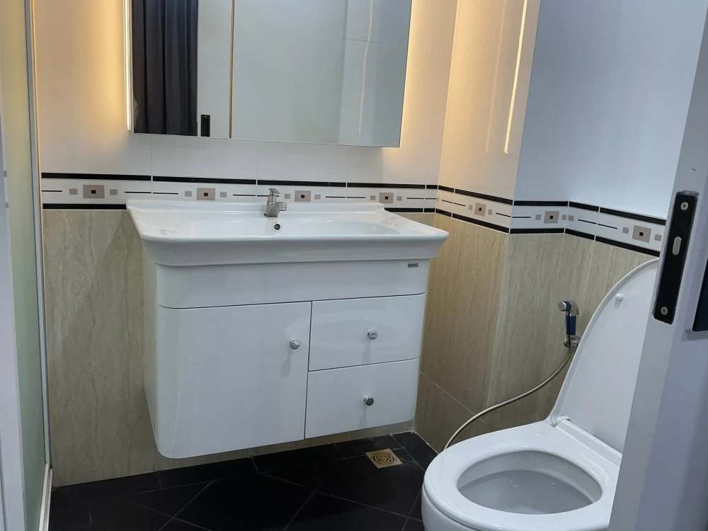 For sale: CC Condominium 1, 1 bedroom, 1 bathroom, fully furnished, built-in marble headboard, reserve now.
