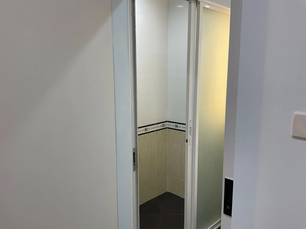 For sale: CC Condominium 1, 1 bedroom, 1 bathroom, fully furnished, built-in marble headboard, reserve now.