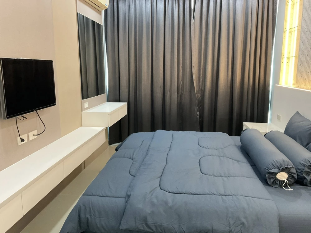 For sale: CC Condominium 1, 1 bedroom, 1 bathroom, fully furnished, built-in marble headboard, reserve now.