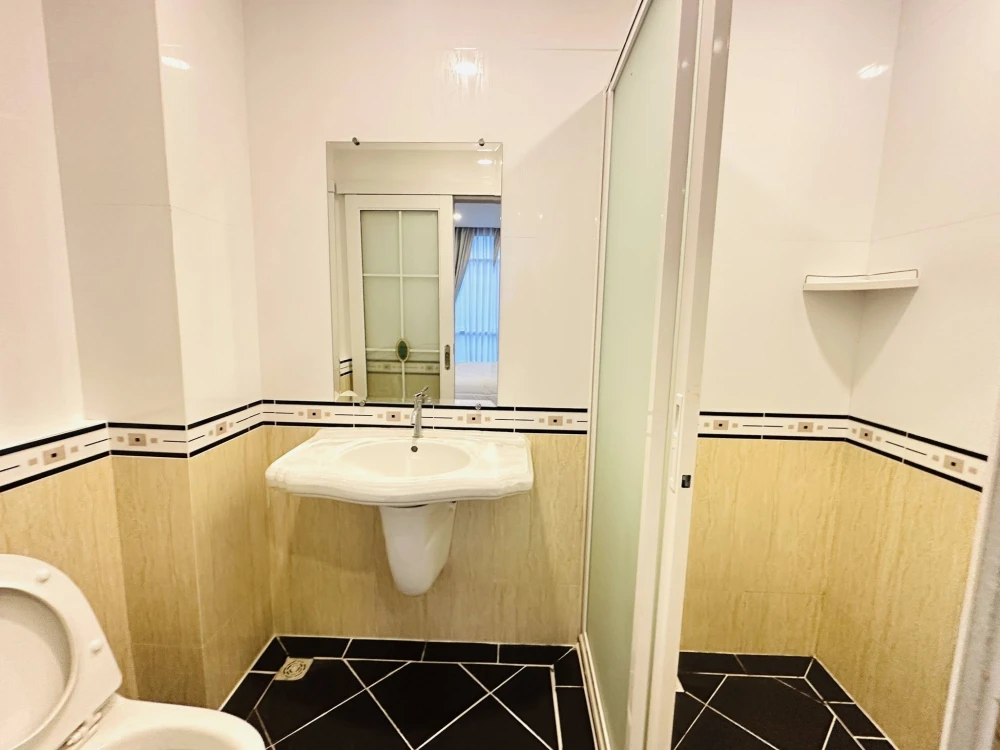 For sale: CC Condominium, 1 lovely room, decorated in a controlled tone, excellent built-in wall. Don't miss out on something this good.
