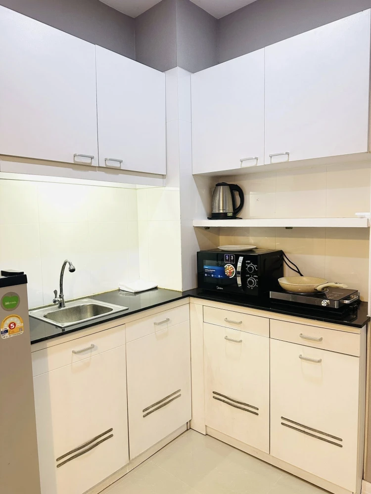 For sale: CC Condominium, 1 lovely room, decorated in a controlled tone, excellent built-in wall. Don't miss out on something this good.