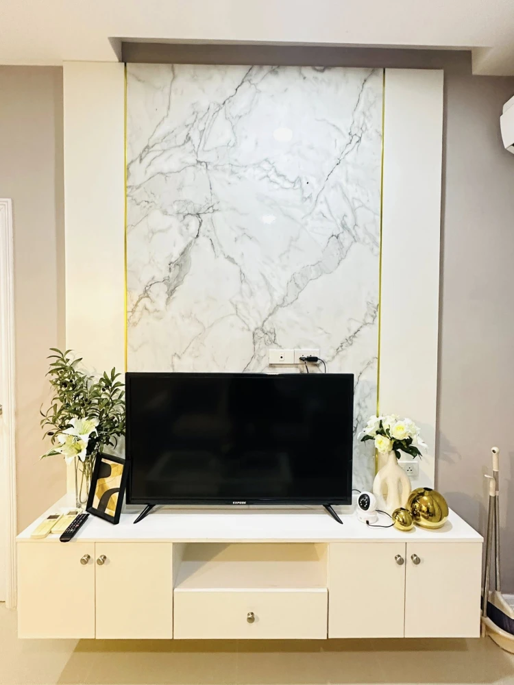 For sale: CC Condominium, 1 lovely room, decorated in a controlled tone, excellent built-in wall. Don't miss out on something this good.