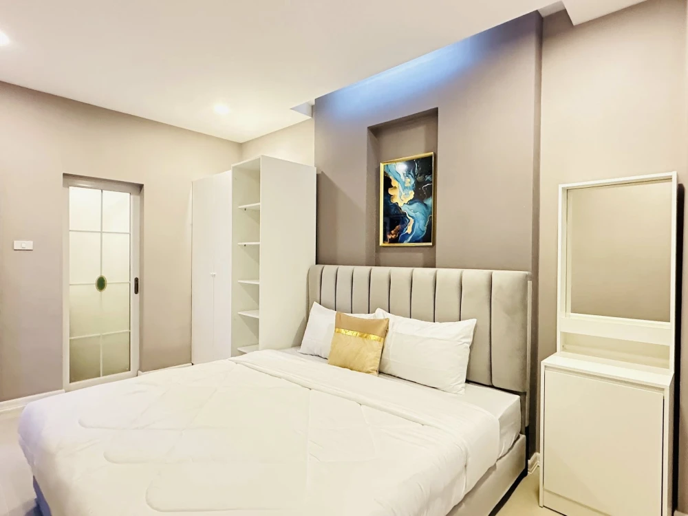 For sale: CC Condominium, 1 lovely room, decorated in a controlled tone, excellent built-in wall. Don't miss out on something this good.