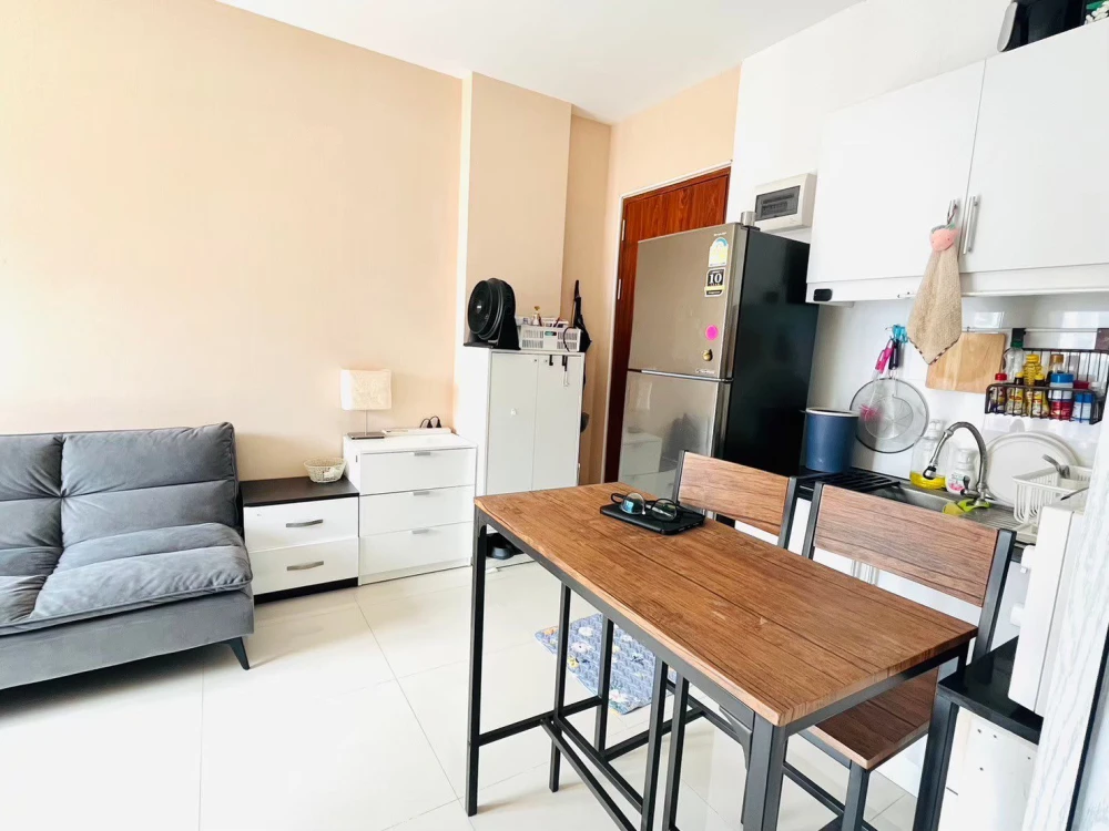 For sale: CC Condominium 2, 1 bedroom, 1 bathroom, good location, fully furnished. Good like this, hurry and reserve now.
