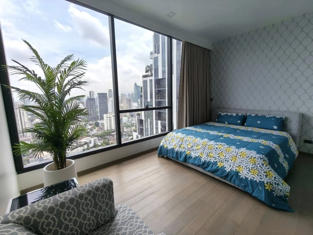 For sale: Celes Asoke, 30th floor, very high floor, 3 bedrooms, 3 bathrooms, very wide floor, fully furnished, ready to move in.