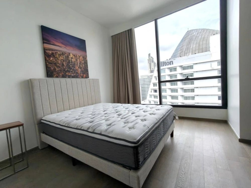 For sale: Celes Asoke, 30th floor, very high floor, 3 bedrooms, 3 bathrooms, very wide floor, fully furnished, ready to move in.