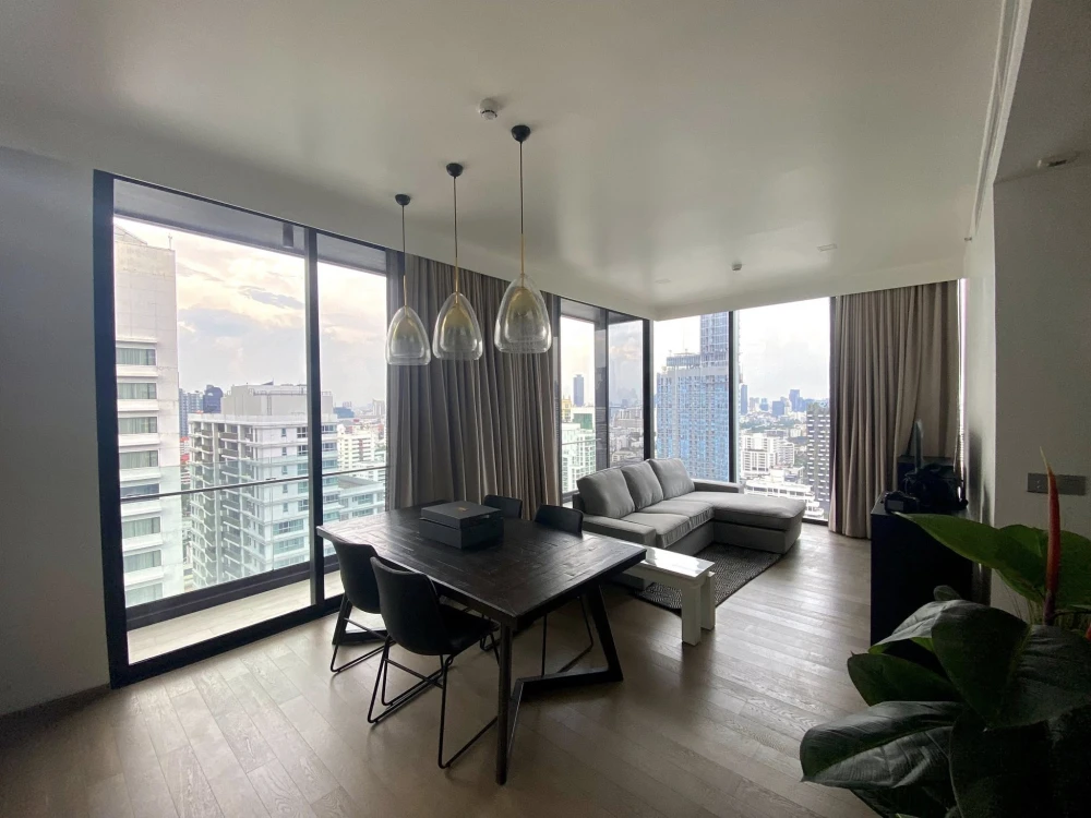 For sale: Celes Asoke, 30th floor, very high floor, 3 bedrooms, 3 bathrooms, very wide floor, fully furnished, ready to move in.