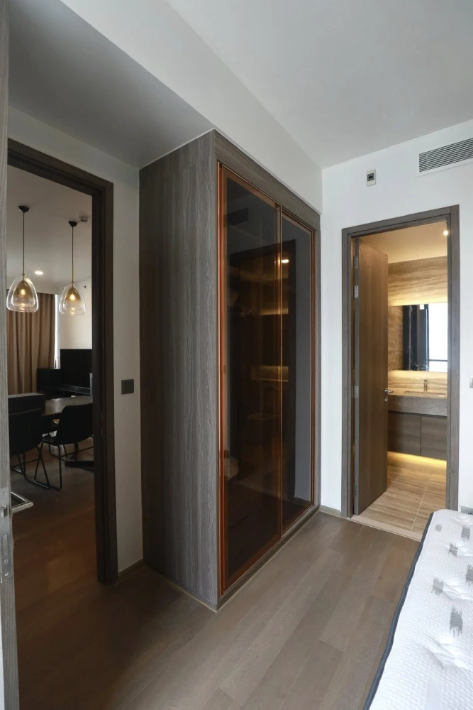 For sale: Celes Asoke, 30th floor, very high floor, 3 bedrooms, 3 bathrooms, very wide floor, fully furnished, ready to move in.