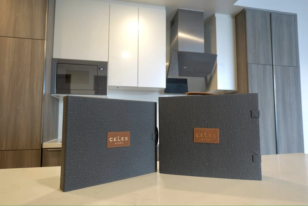 For sale: Celes Asoke, 30th floor, very high floor, 3 bedrooms, 3 bathrooms, very wide floor, fully furnished, ready to move in.