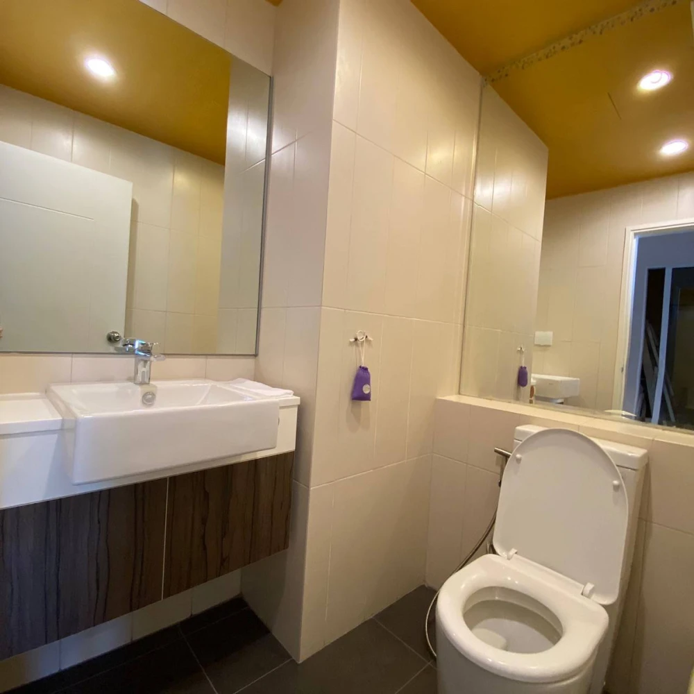 Selling Centric Ratchada–Huai Khwang, 20th floor, fully furnished and ready to move in. Book now!
