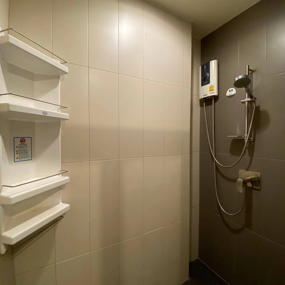 Selling Centric Ratchada–Huai Khwang, 20th floor, fully furnished and ready to move in. Book now!