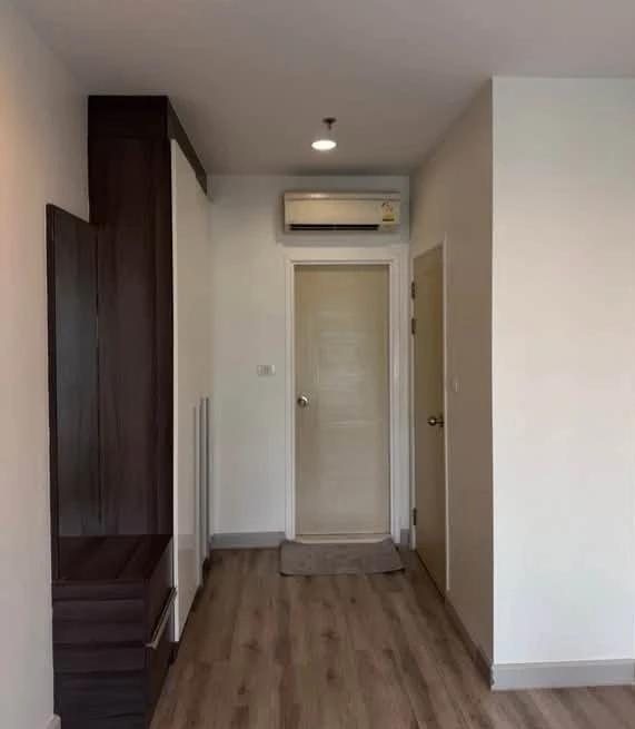 Selling a lovely Centric Sathorn St. Louis condo. It comes fully furnished; just bring your suitcase and move in!