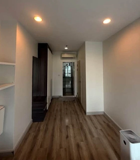 Selling a lovely Centric Sathorn St. Louis condo. It comes fully furnished; just bring your suitcase and move in!