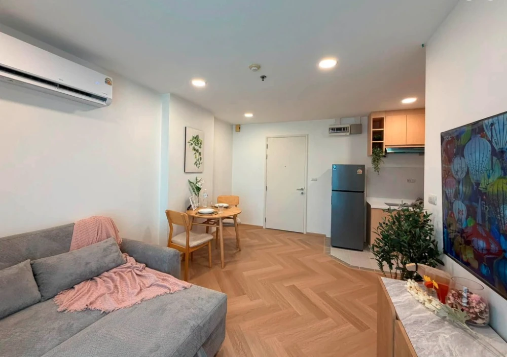 Selling a spacious corner unit at Centric Scene Sukhumvit 64. Offering high privacy and a minimalist Muji-style interior with herringbone flooring. Bo