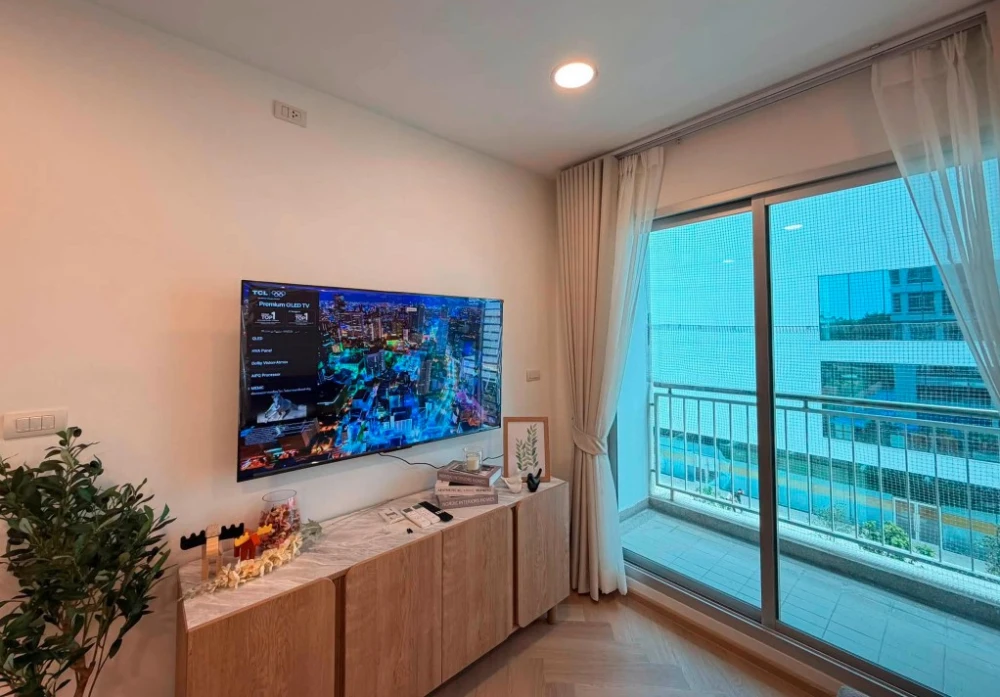 Selling a spacious corner unit at Centric Scene Sukhumvit 64. Offering high privacy and a minimalist Muji-style interior with herringbone flooring. Bo