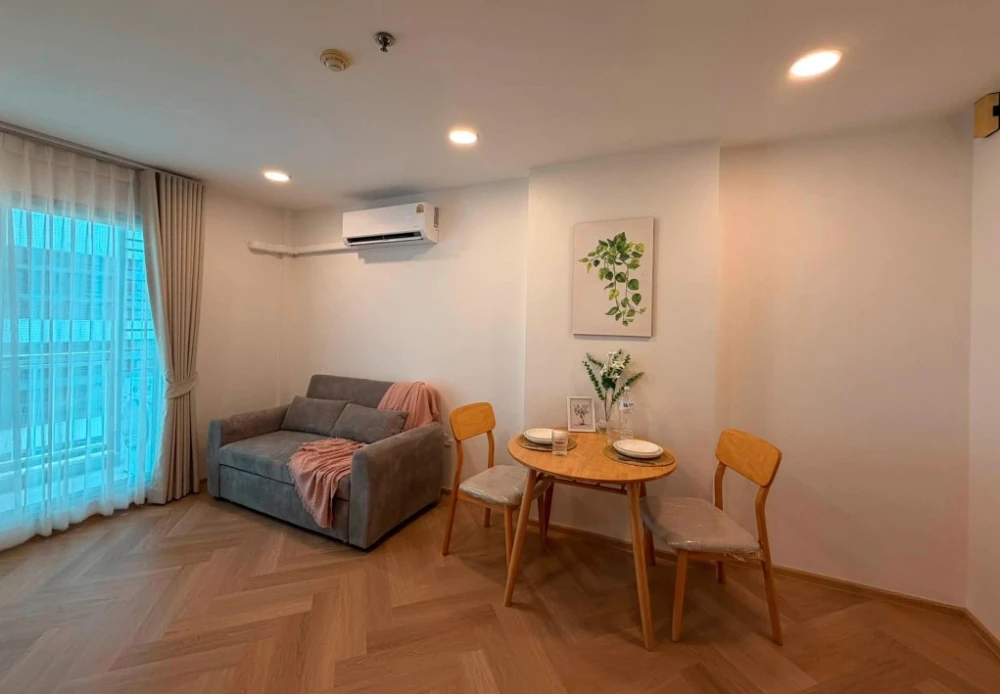 Selling a spacious corner unit at Centric Scene Sukhumvit 64. Offering high privacy and a minimalist Muji-style interior with herringbone flooring. Bo