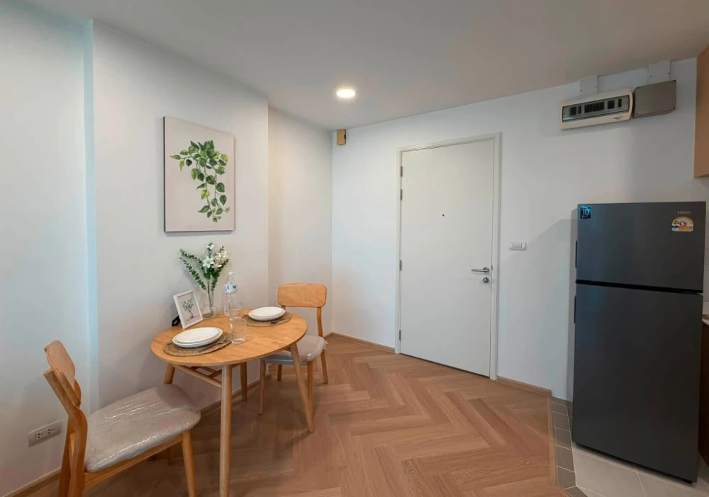 Selling a spacious corner unit at Centric Scene Sukhumvit 64. Offering high privacy and a minimalist Muji-style interior with herringbone flooring. Bo
