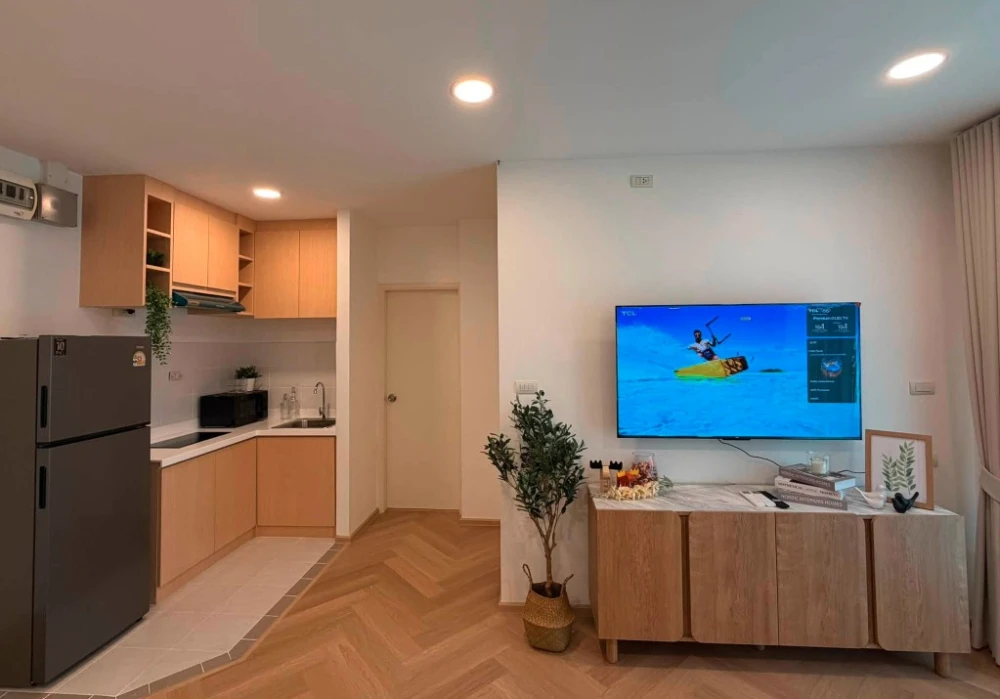 Selling a spacious corner unit at Centric Scene Sukhumvit 64. Offering high privacy and a minimalist Muji-style interior with herringbone flooring. Bo