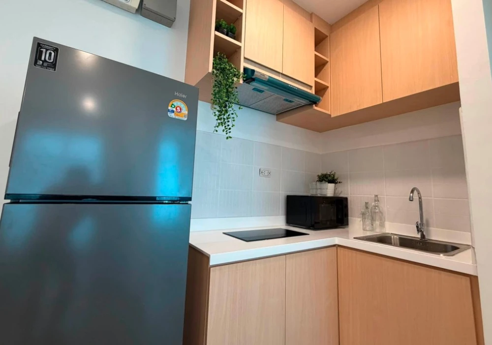 Selling a spacious corner unit at Centric Scene Sukhumvit 64. Offering high privacy and a minimalist Muji-style interior with herringbone flooring. Bo