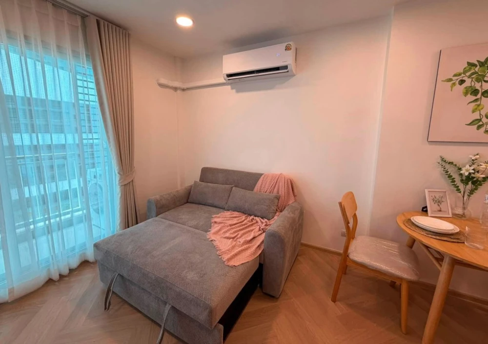 Selling a spacious corner unit at Centric Scene Sukhumvit 64. Offering high privacy and a minimalist Muji-style interior with herringbone flooring. Bo