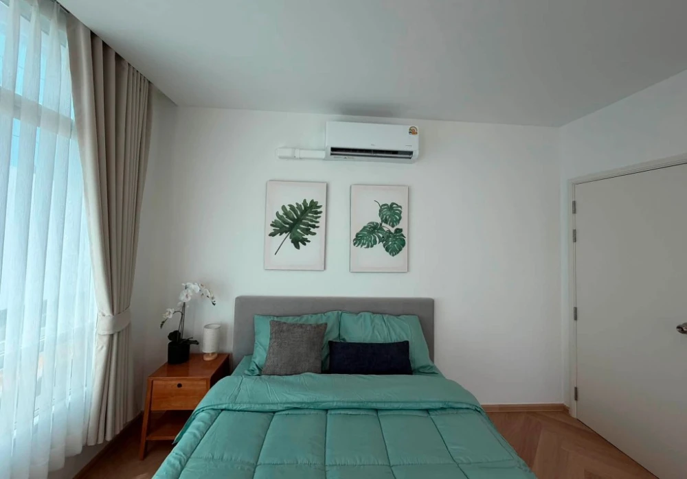 Selling a spacious corner unit at Centric Scene Sukhumvit 64. Offering high privacy and a minimalist Muji-style interior with herringbone flooring. Bo