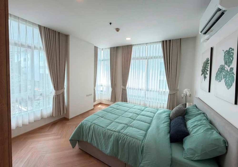 Selling a spacious corner unit at Centric Scene Sukhumvit 64. Offering high privacy and a minimalist Muji-style interior with herringbone flooring. Bo