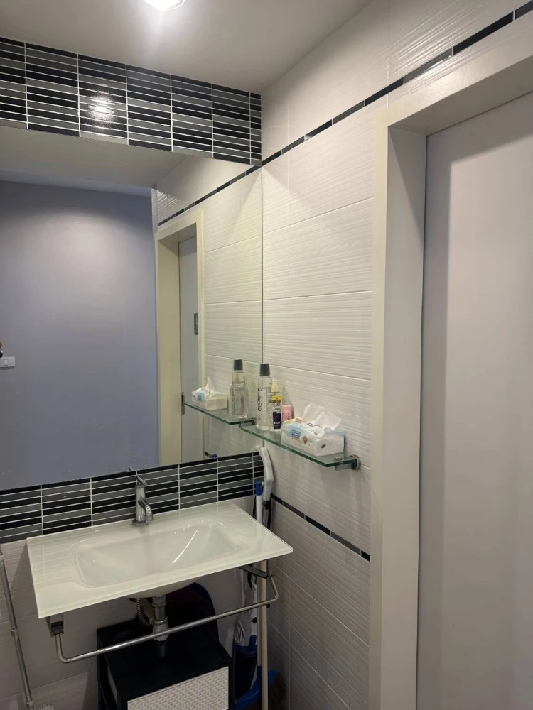 Centric Sea for sale, spacious room with lots of usable space, decorated in a controlled tone, with beautiful wallpaper. Don't miss it!
