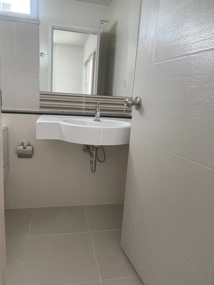 Selling a corner unit at Centric Tiwanon. It's the only unit on the floor without shared walls, offering high privacy and reducing noise from neighbor