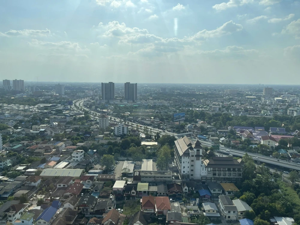 Selling a corner unit at Centric Tiwanon. It's the only unit on the floor without shared walls, offering high privacy and reducing noise from neighbor