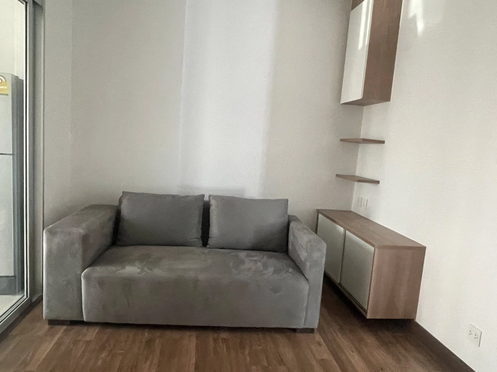 Selling a corner unit at Centric Tiwanon. It's the only unit on the floor without shared walls, offering high privacy and reducing noise from neighbor