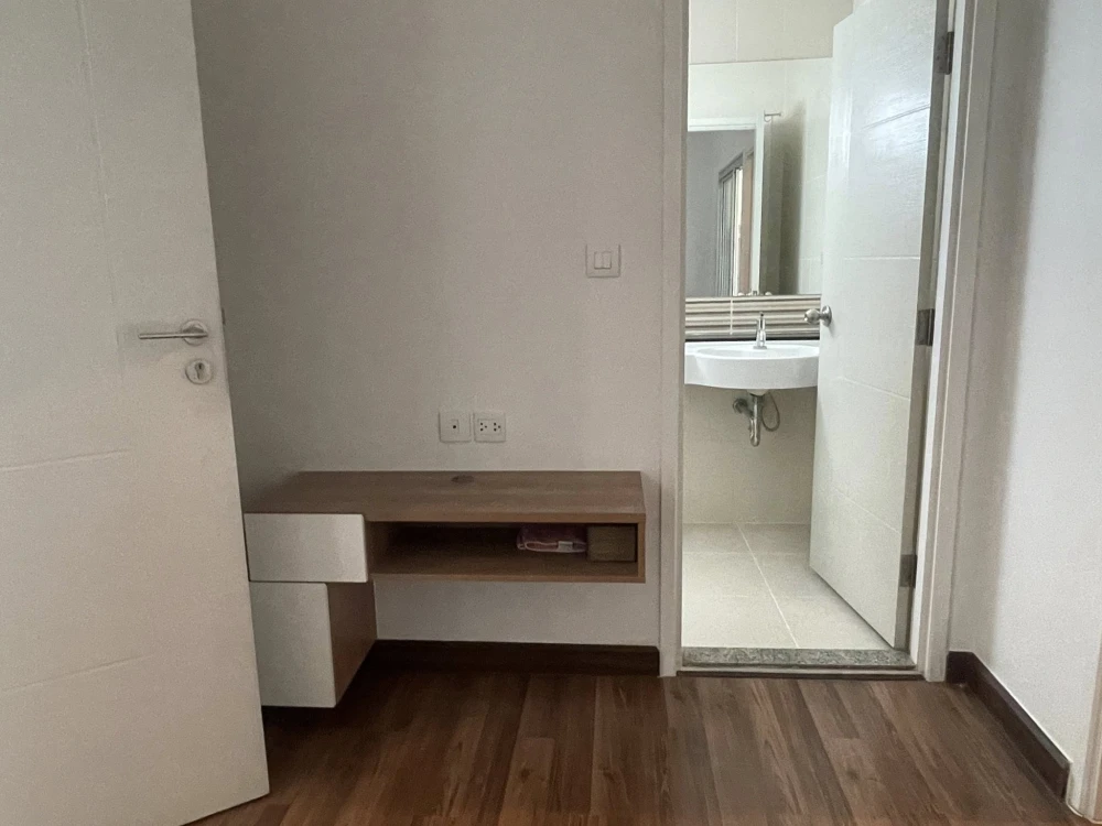 Selling a corner unit at Centric Tiwanon. It's the only unit on the floor without shared walls, offering high privacy and reducing noise from neighbor