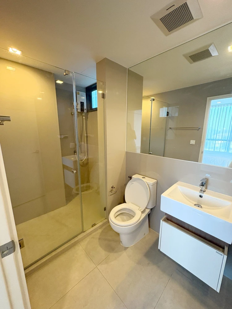 For sale: Chambers Cher Ratchada-Ram Intra, facing north, front building with privacy, others cannot see us, furnished and ready to move in, free elec