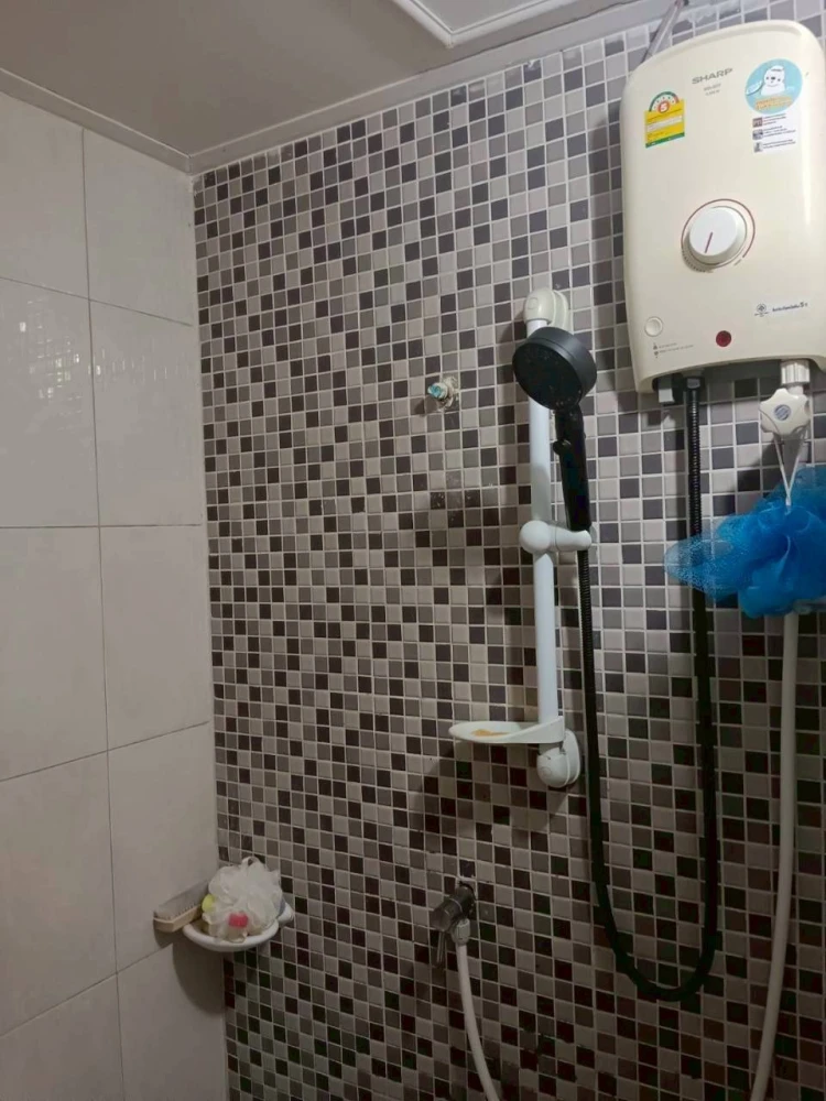 Selling Champs Elysees Chaengwattana, an affordable condo in good condition with built-in furniture. Book now!