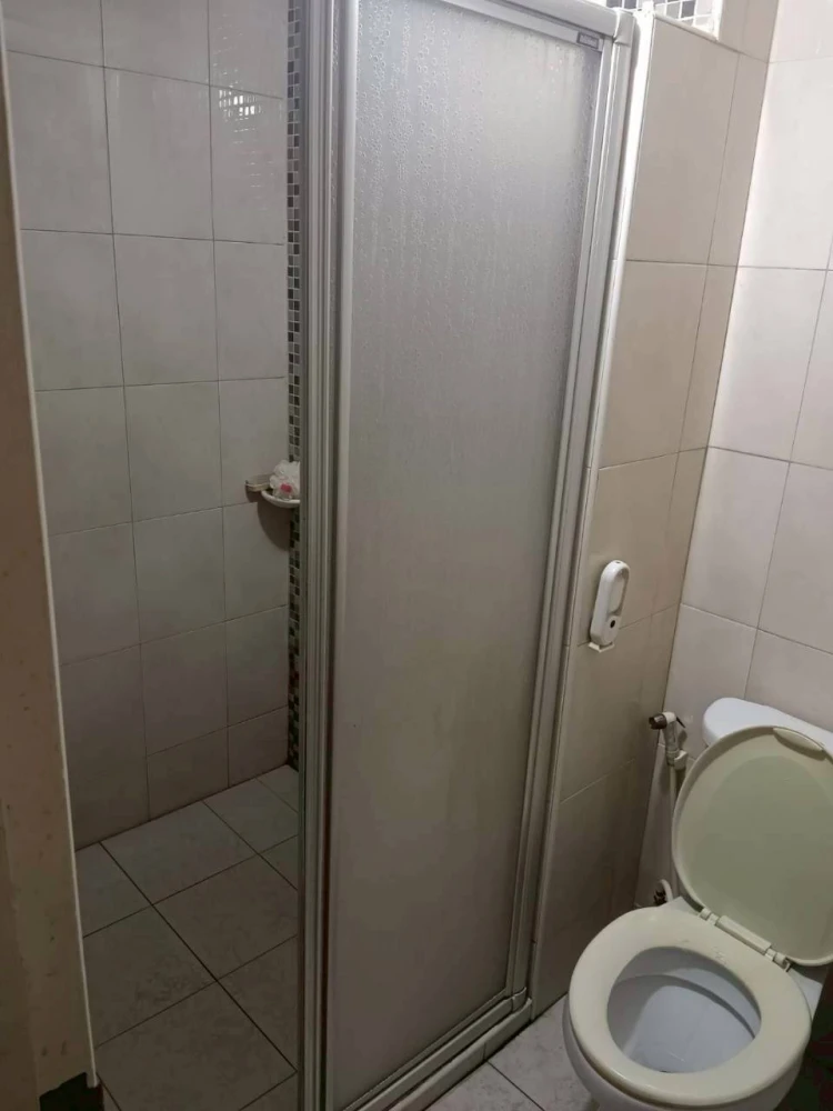Selling Champs Elysees Chaengwattana, an affordable condo in good condition with built-in furniture. Book now!