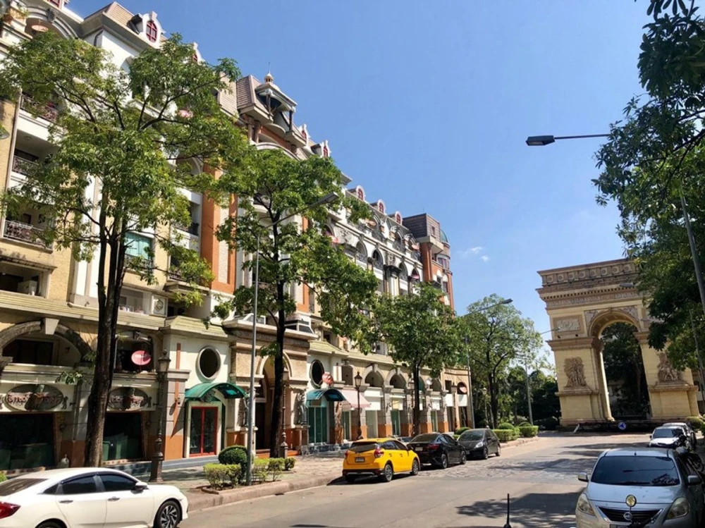 Selling a spacious and comfortable condo at Champs Elysees Chaengwattana, fully furnished. Book now!