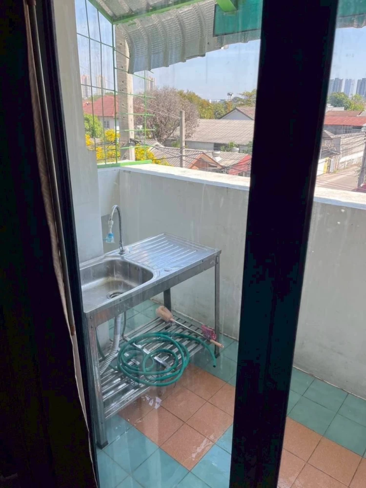 Selling a spacious and comfortable condo at Champs Elysees Chaengwattana. It's on a low floor and ready to move in!
