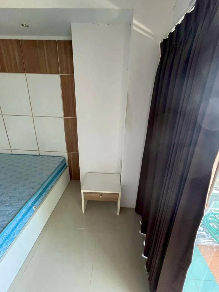 Selling a spacious and comfortable condo at Champs Elysees Chaengwattana. It's on a low floor and ready to move in!