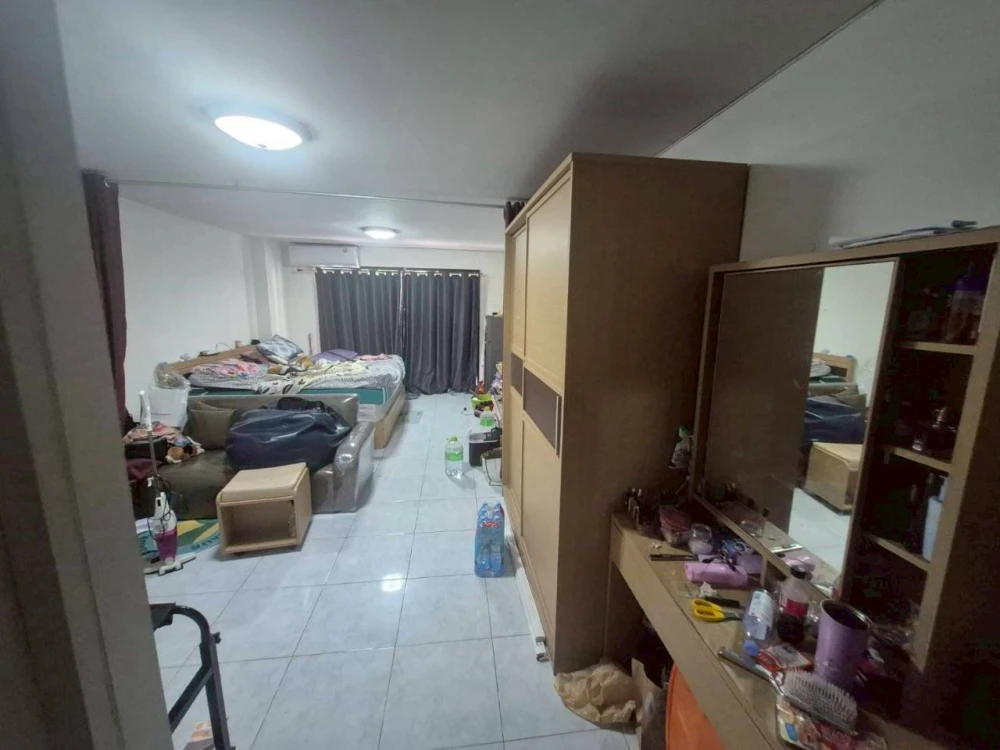 Selling a 2nd floor unit at Champs Elysees Tiwanon. Excellent location and fully furnished. Don't miss out!