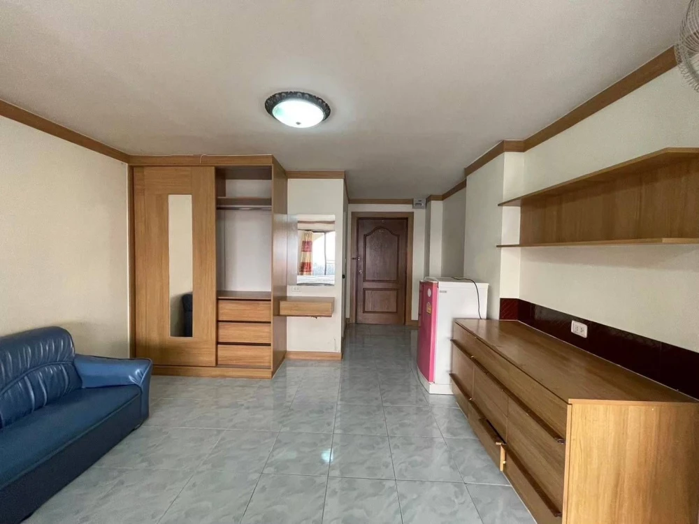 Selling a 2nd floor unit at Champs Elysees Tiwanon, fully furnished. Don't miss this opportunity!