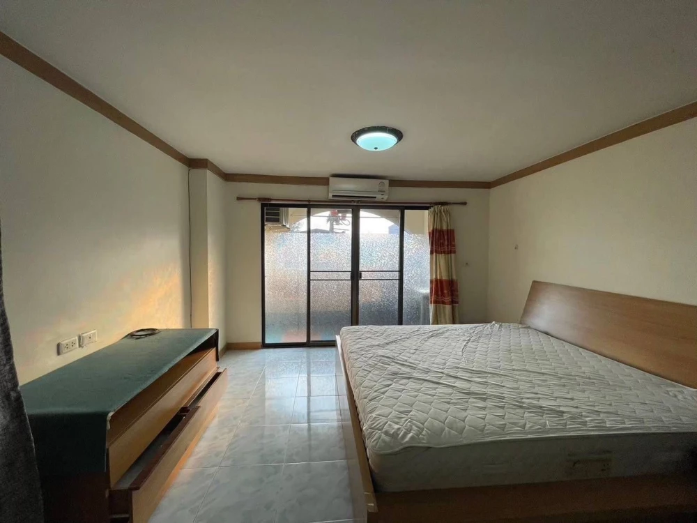 Selling a 2nd floor unit at Champs Elysees Tiwanon, fully furnished. Don't miss this opportunity!