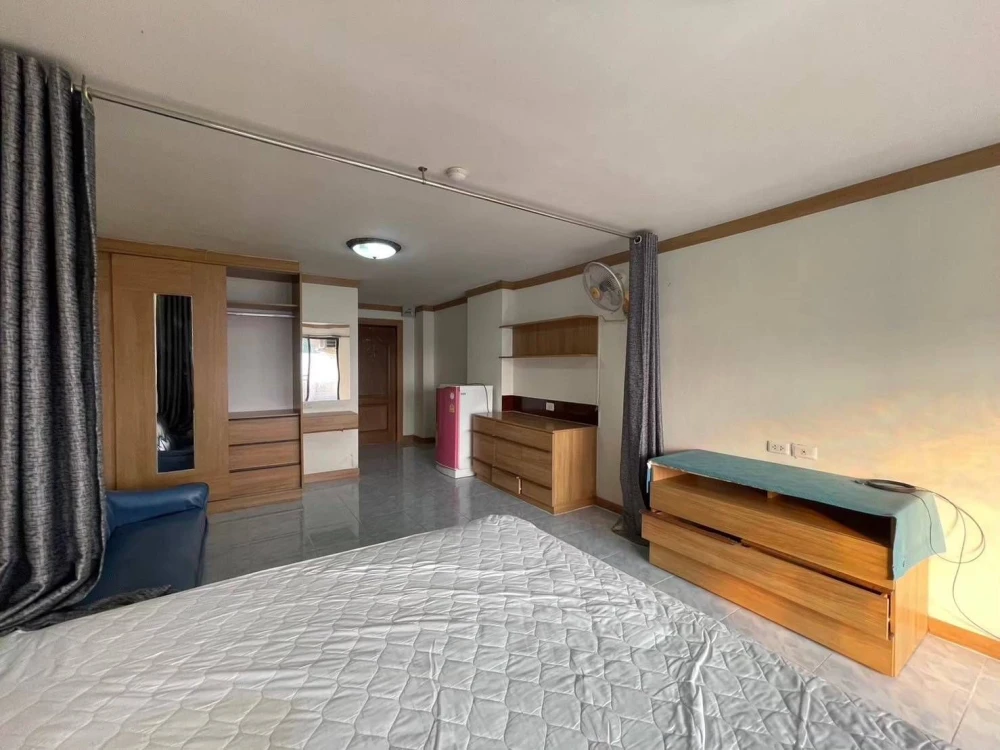 Selling a 2nd floor unit at Champs Elysees Tiwanon, fully furnished. Don't miss this opportunity!