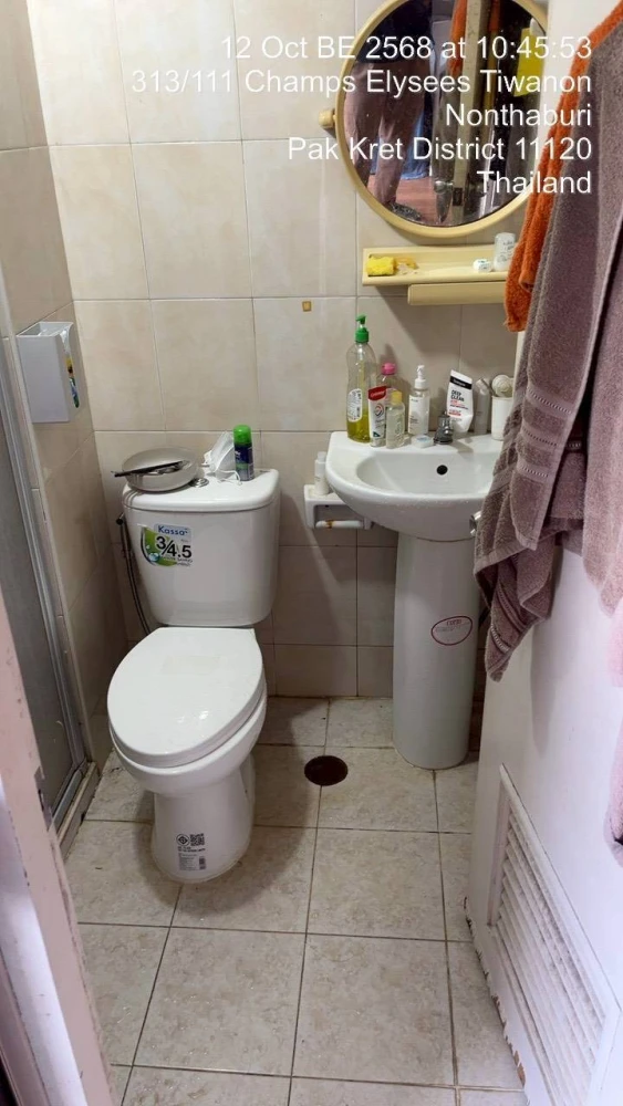 Selling a spacious 4th-floor unit at Champs Elysees Tiwanon. Convenient location. Don't miss this great opportunity!