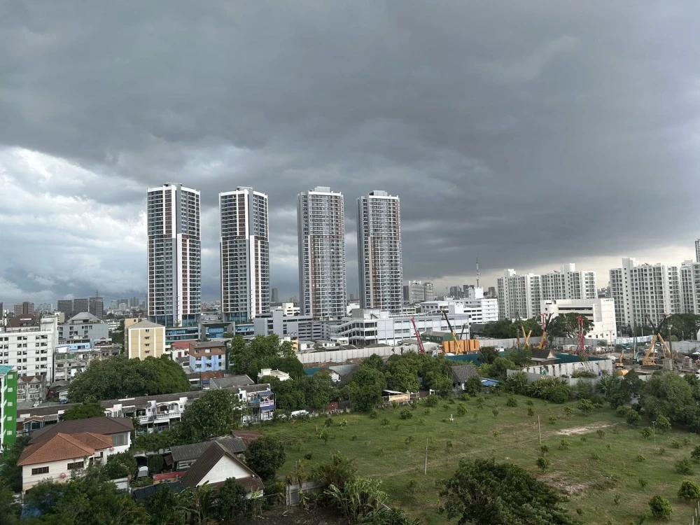 Selling a unit at Chapter One Eco Ratchada-Huai Khwang, 9th floor. Comes fully furnished with all amenities. Book now!