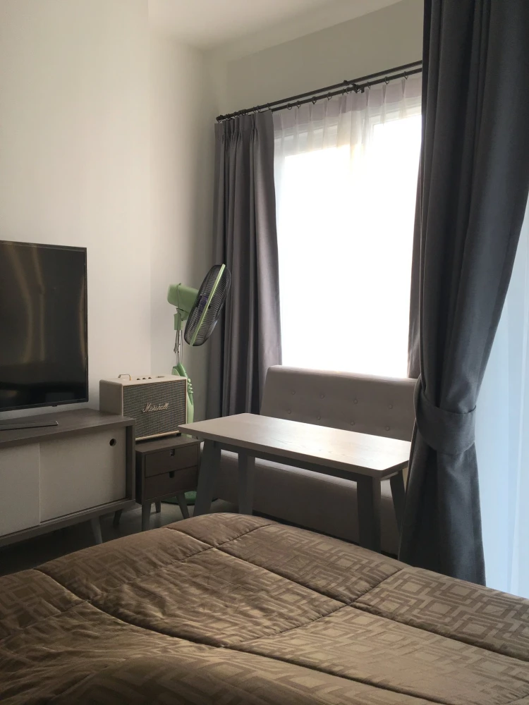 Selling a unit at Chapter One Eco Ratchada-Huai Khwang, 9th floor. Comes fully furnished with all amenities. Book now!