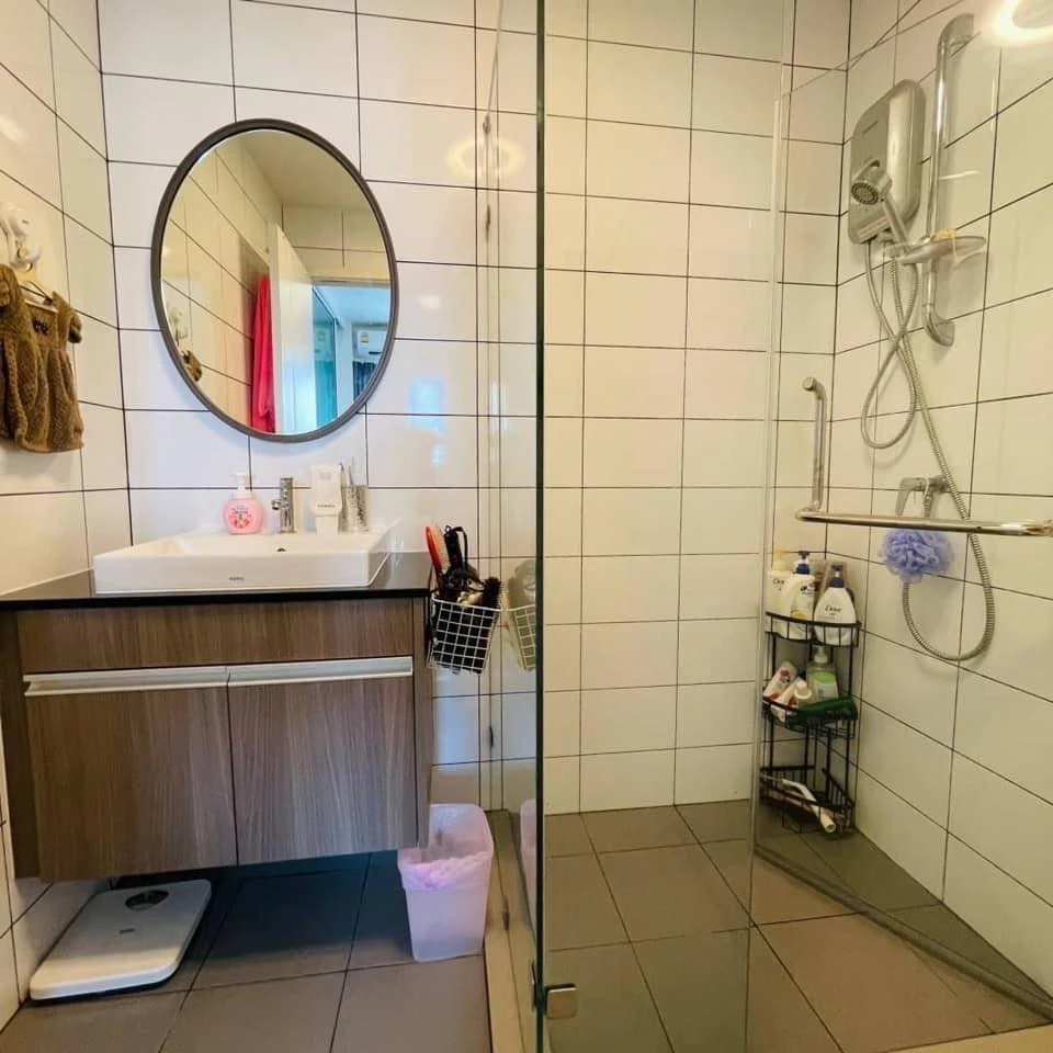 Selling Chapter One Eco Ratchada-Huai Khwang condo unit. Ready to move in, fully furnished, high floor, good ventilation. Book now before it's too lat
