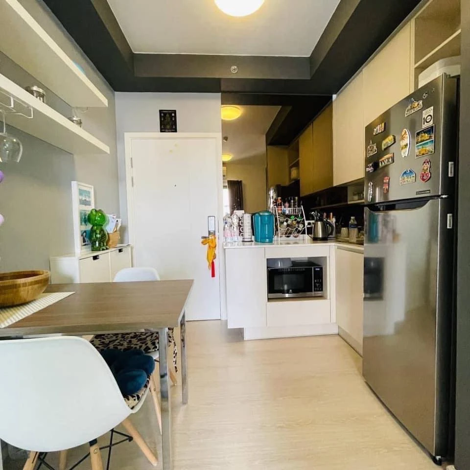 Selling Chapter One Eco Ratchada-Huai Khwang condo unit. Ready to move in, fully furnished, high floor, good ventilation. Book now before it's too lat