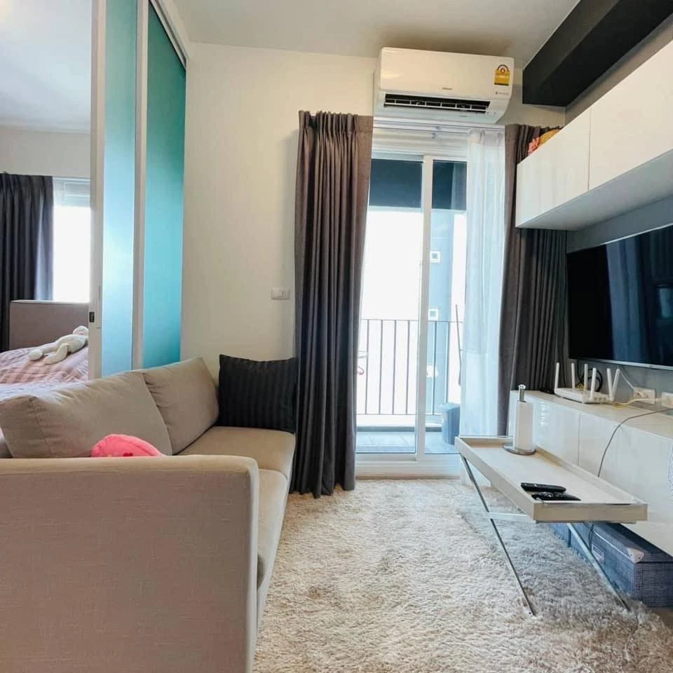 Selling Chapter One Eco Ratchada-Huai Khwang condo unit. Ready to move in, fully furnished, high floor, good ventilation. Book now before it's too lat
