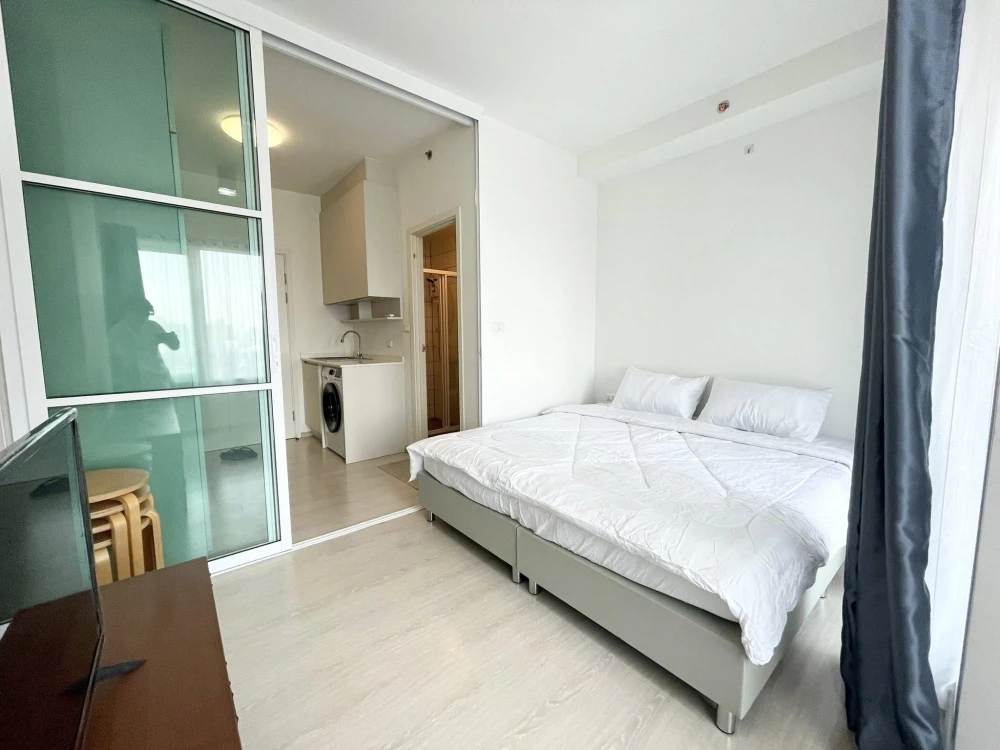 For sale: Chapter One Eco Ratchada-Huai Khwang. Clean room decorated in a soothing tone. Fully furnished. Just bring your bags and move in.