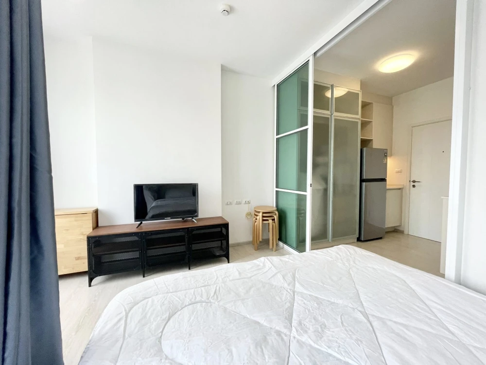 For sale: Chapter One Eco Ratchada-Huai Khwang. Clean room decorated in a soothing tone. Fully furnished. Just bring your bags and move in.