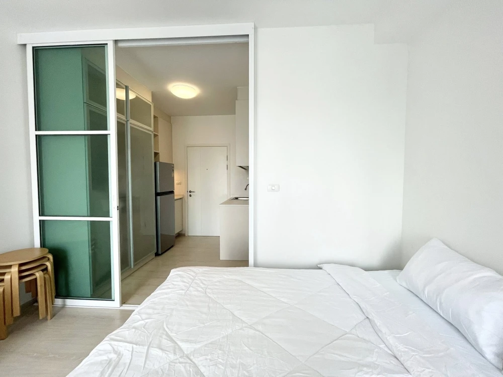 For sale: Chapter One Eco Ratchada-Huai Khwang. Clean room decorated in a soothing tone. Fully furnished. Just bring your bags and move in.